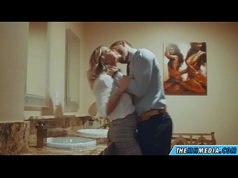 ❤️ כשבלונדינית חזה מפתה אותך בשירותים ציבוריים ❤️❌ סרטון סקס אצלנו ️❤
